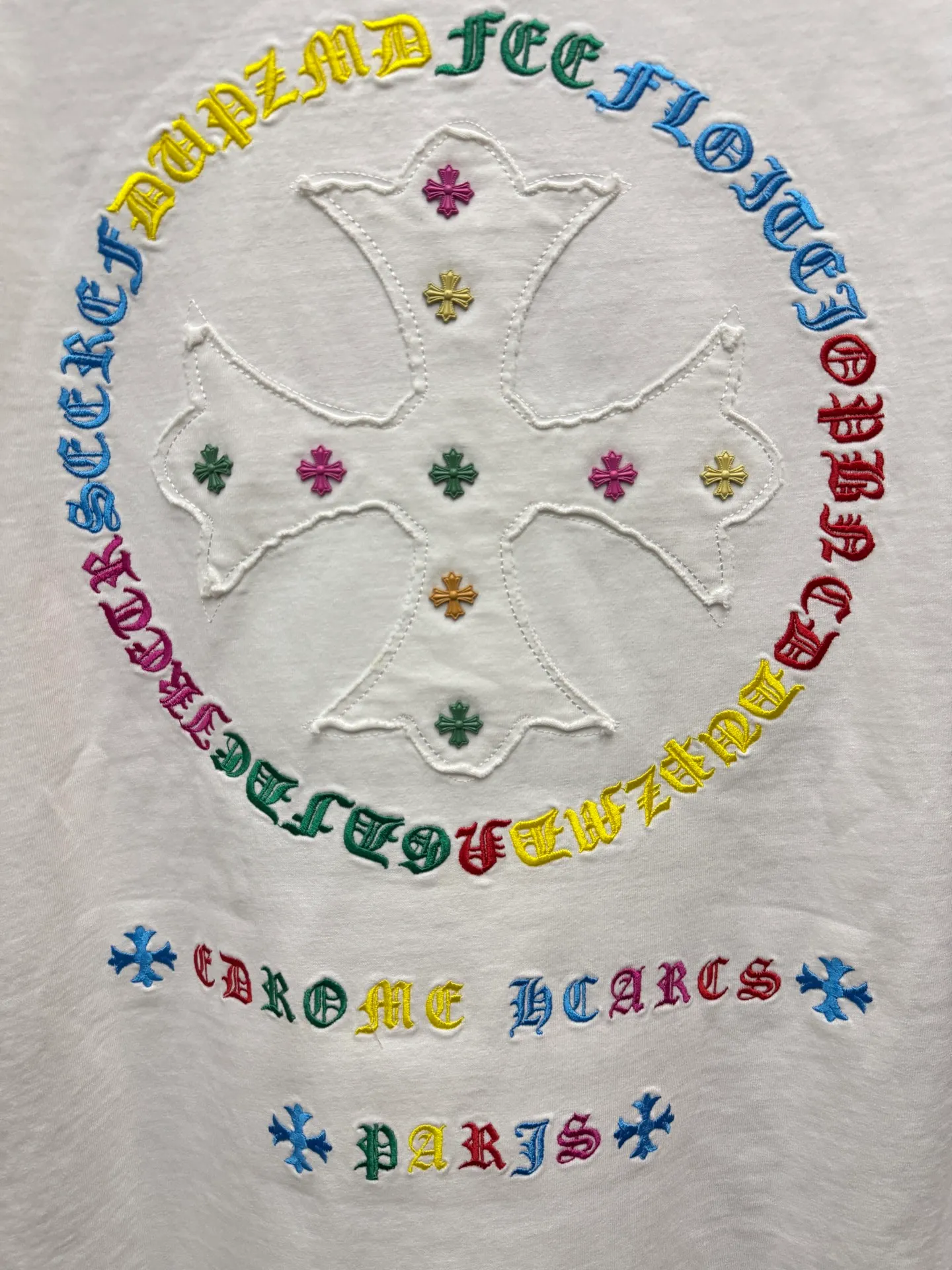 P230 top version, real shot without P, ​​different from market currency) 𝗖𝗵𝗿𝗼𝗺𝗲 𝗛𝗲𝗮𝗿𝘁𝘀/Croxin 2026 spring new original single counter American color thread embroidery couple short sleeves 👑The highest version! Customized fabric 320 grams, best-selling model at the counter, very comfortable to wear. Accessories: original molded and authenticated collar label ➕ 100% silk wash water label. Genuine purchase-grade original hangtag➕matching hanging rope➕3D hanging beads➕original packaging bag. Craftsmanship: The original version has consistent wiring! The highest version of the armhole matching technique! Color: White Black Size: S M L XL Style No.: 5203